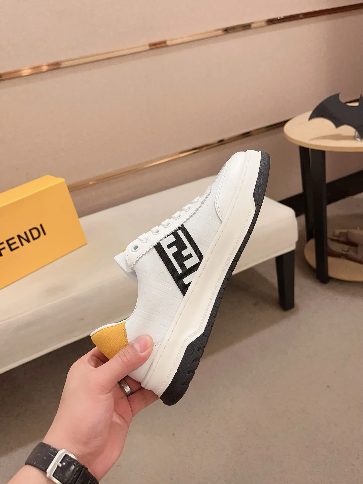 Men's shoes💰: 400💰[Fendi] Fendi's latest casual shoes for men! Available at counters simultaneously! A one-to-one replica of the original. All imported official website one-to-one cowhide fabric. The interior is made of top-grade sheepskin, and the original factory-supplied rubber outsole is used. Leading new fashion concepts. Matching code: 38-44. (can be customized for 45 non-refundable)